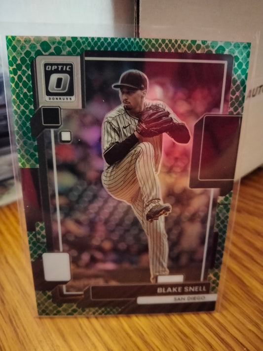 2022 Panini Donruss Optic Green Dragon Prizm #D 33/99 Blake Snell #140 Padres