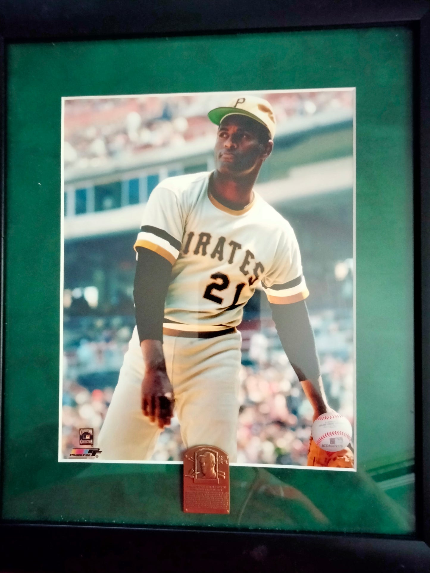 Roberto Clemente Matted & Framed 8 x 10 With Collectable Stat "Mini Plaque"